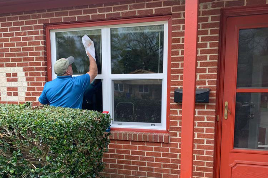 contractor-cleaning-windows-after-installation-shreveport-la